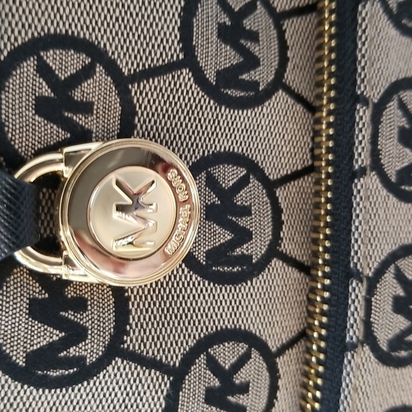 Adorable Michael Kors Crossbody - Picture 2 of 7